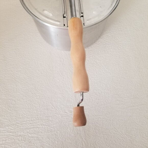 WHIRLEY POP Popcorn Popper Hand Crank Wabash Valley Farms Stovetop 6 Quart - Picture 9 of 14